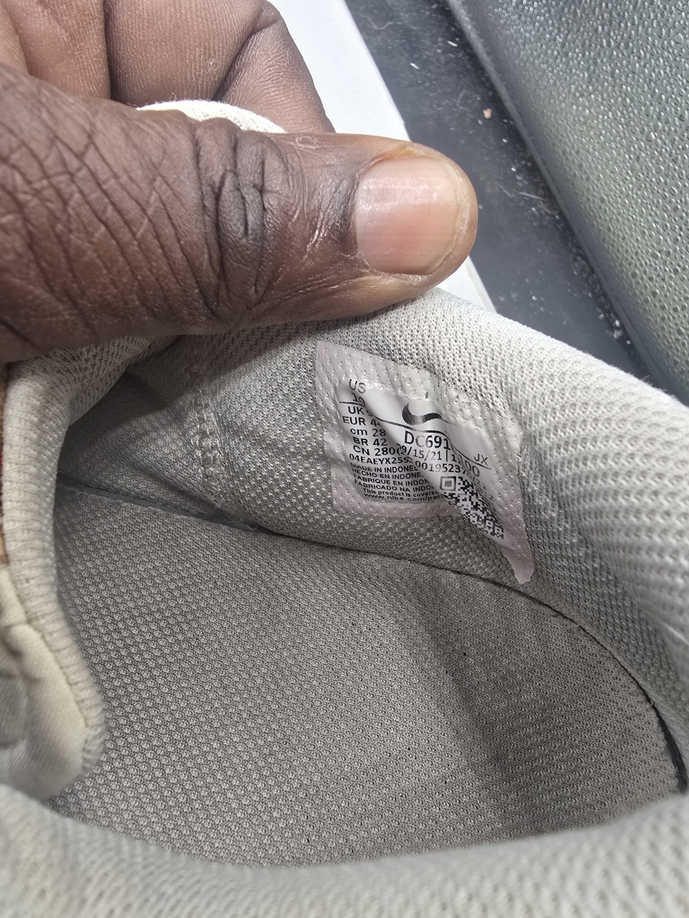 Nike‎ Men’s Gray and White Athletic Sneakers - Picture 5 of 8